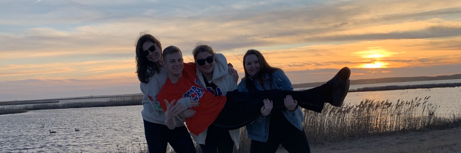 bellaaathompson's profile banner image