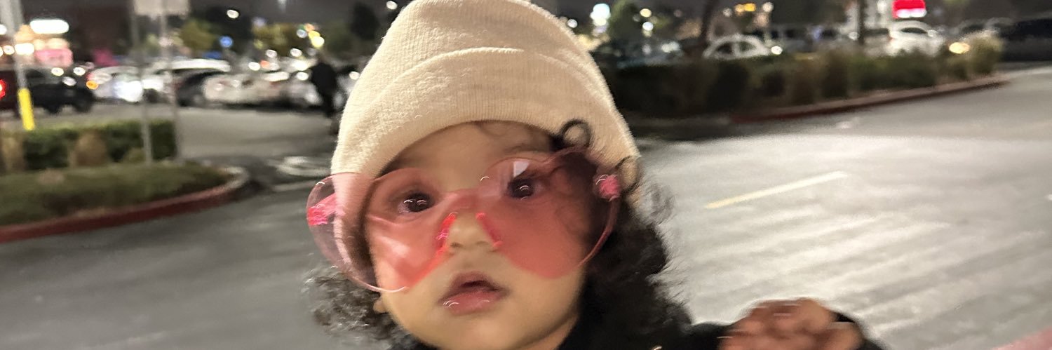 deslynette's profile banner image