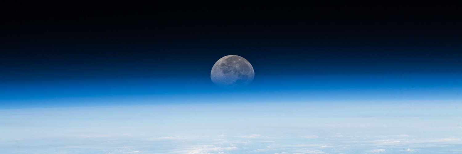 looshine's profile banner image