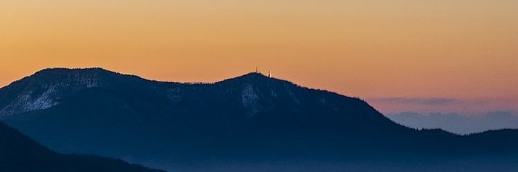 julia__ruess's profile banner image