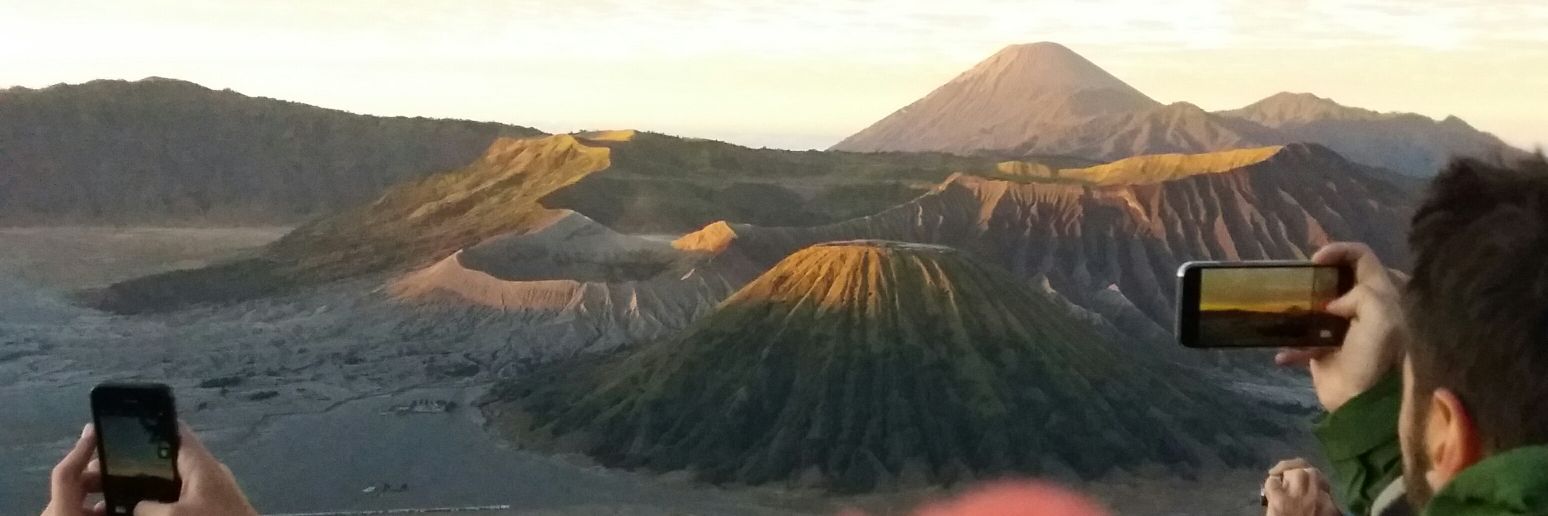 Iniijum's profile banner image