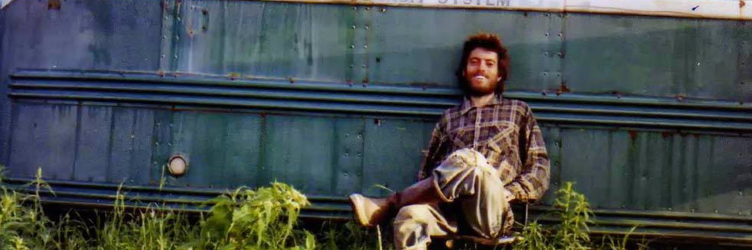 Автобус из в диких условиях. Путешественник кристофер маккэндлесс. Крис маккэндлесс. Кристофер джонсон маккэндлесс. Супербомж кристофер маккэндлесс.