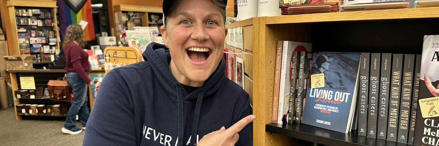 Sarah Locke (she / her) 👋💬👊🏻 banner