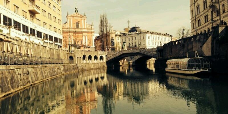 Angela_Hidalgo_'s profile banner image