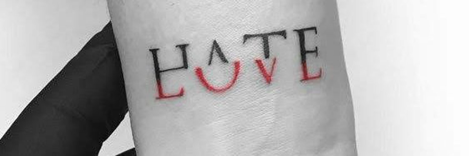 Тату hate. Татуировка любовь ненависть. Hate Love тату. Татуировка надпись ненависть. Hate Love тату эскиз
