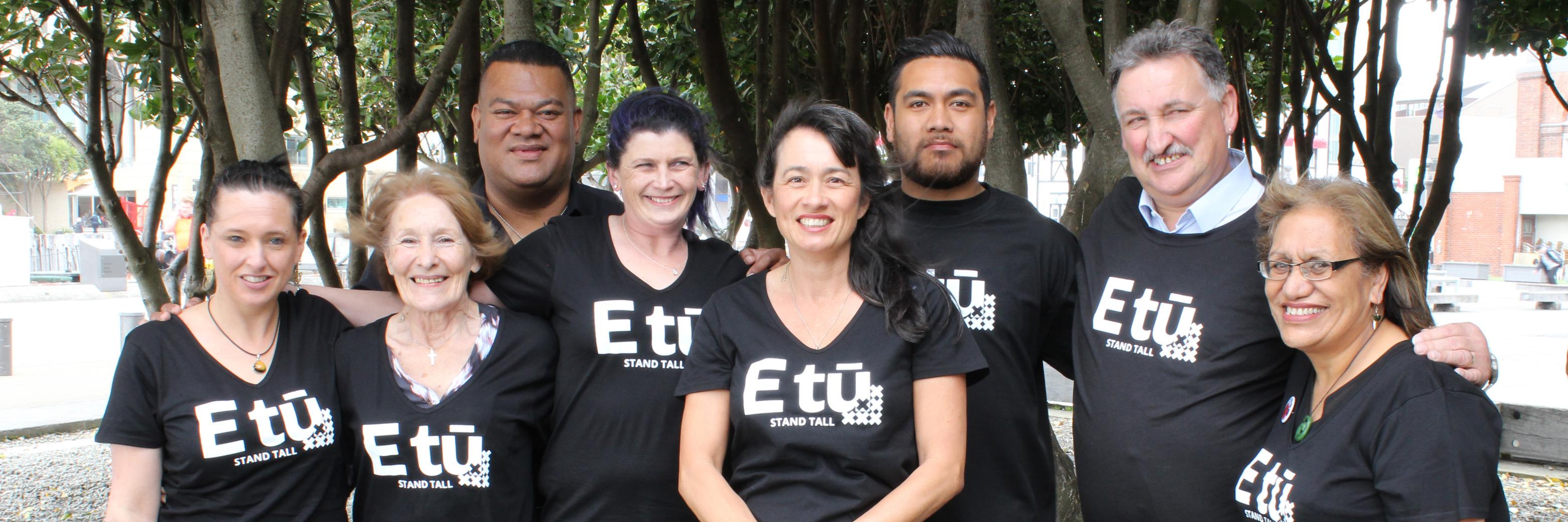 E tū banner