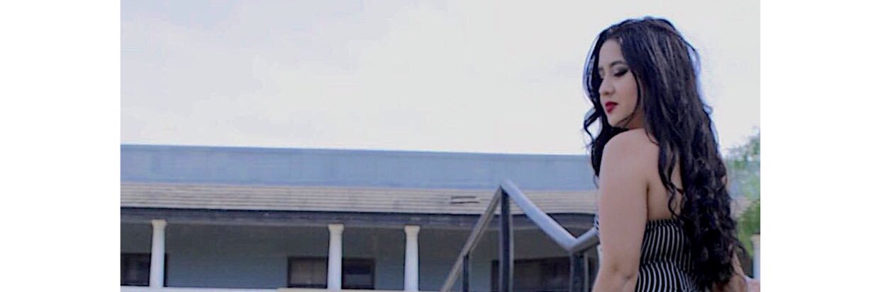 lessleygro's profile banner image