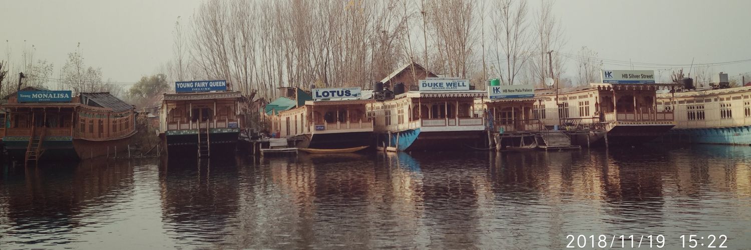 Ufaq Bhat 🧕 banner