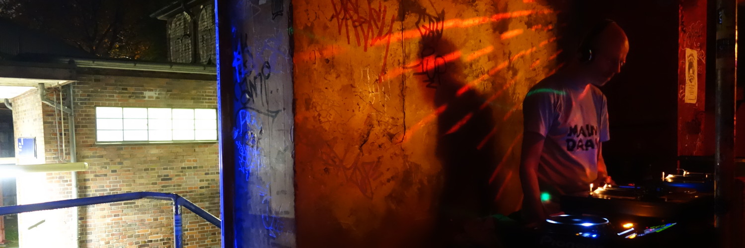 mʌɫˈtʰɪpəɹə banner