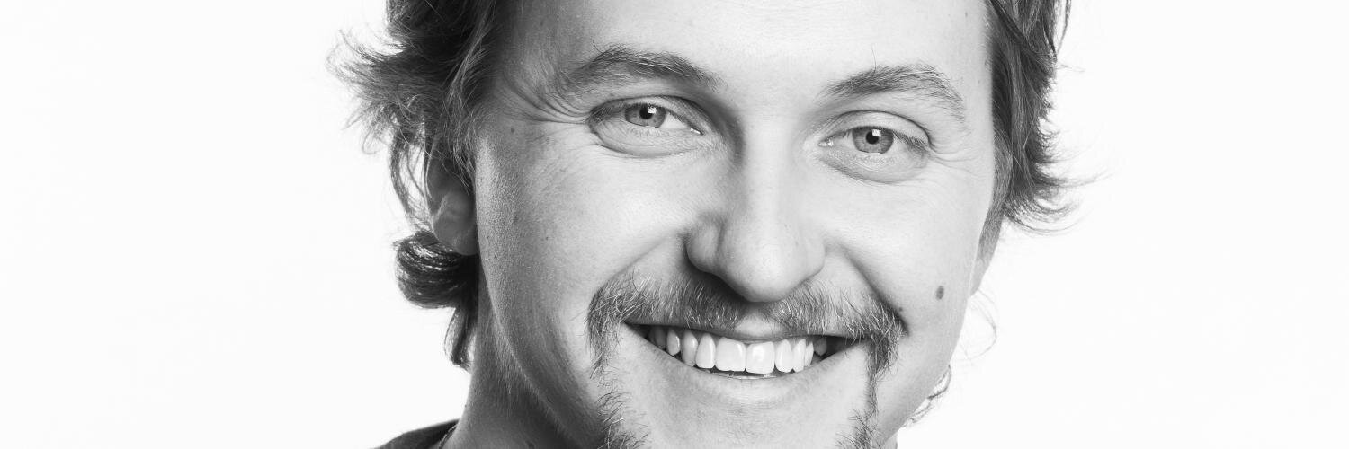 Skjegg og T-skjorte🏳️‍🌈🤜🏼🤛🏾 banner