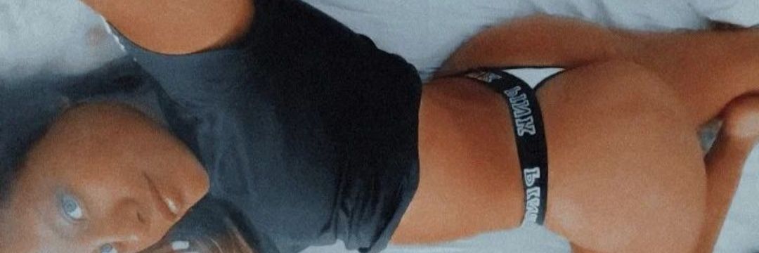 VivianiCaroo's profile banner image