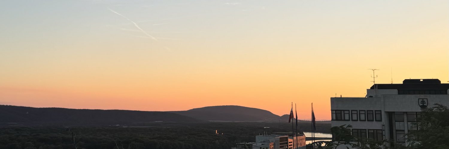 uxuet14's profile banner image