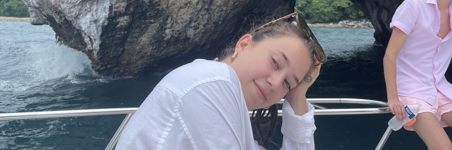danielacharur's profile banner image
