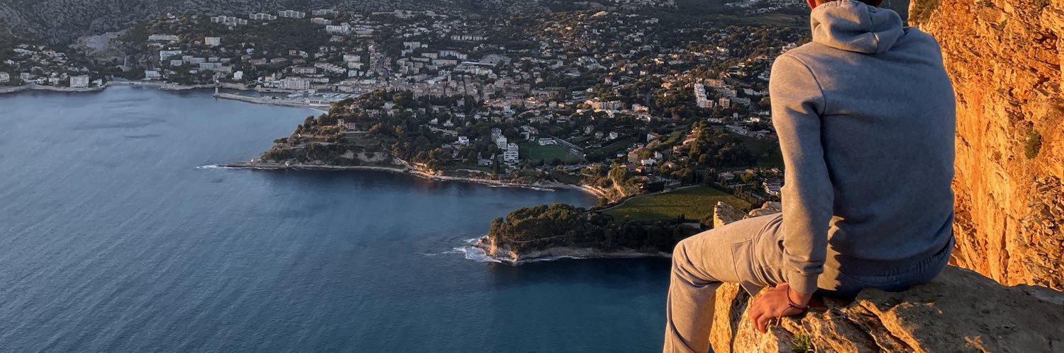 𝐸𝑚𝑦 banner