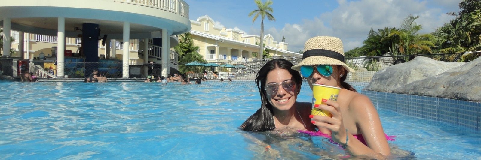 daniela_leon2's profile banner image