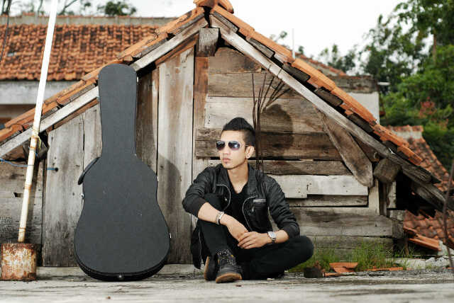 Viec guitarist banner