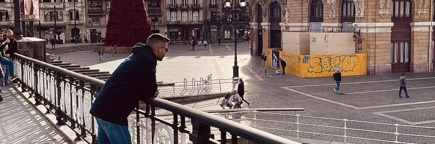 Roberto González banner