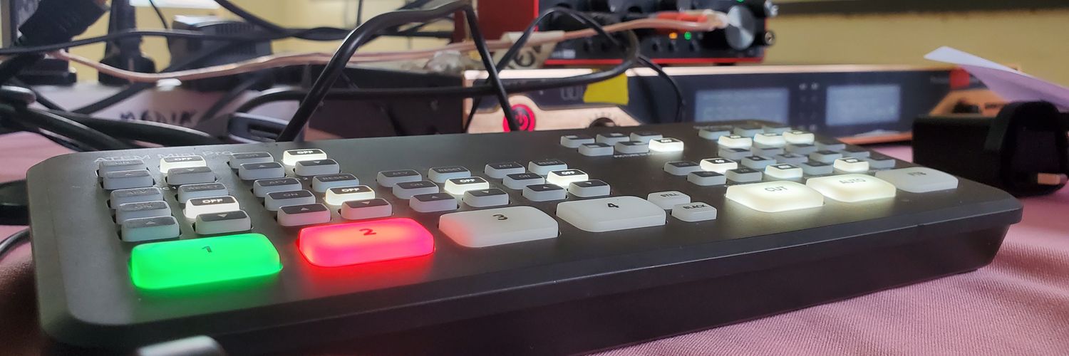 Davis Visuals 🇺🇬 banner