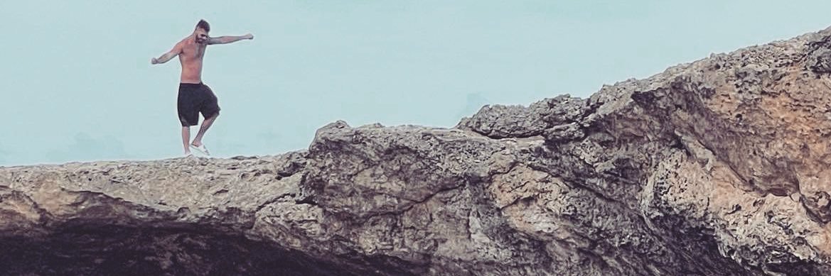 G banner