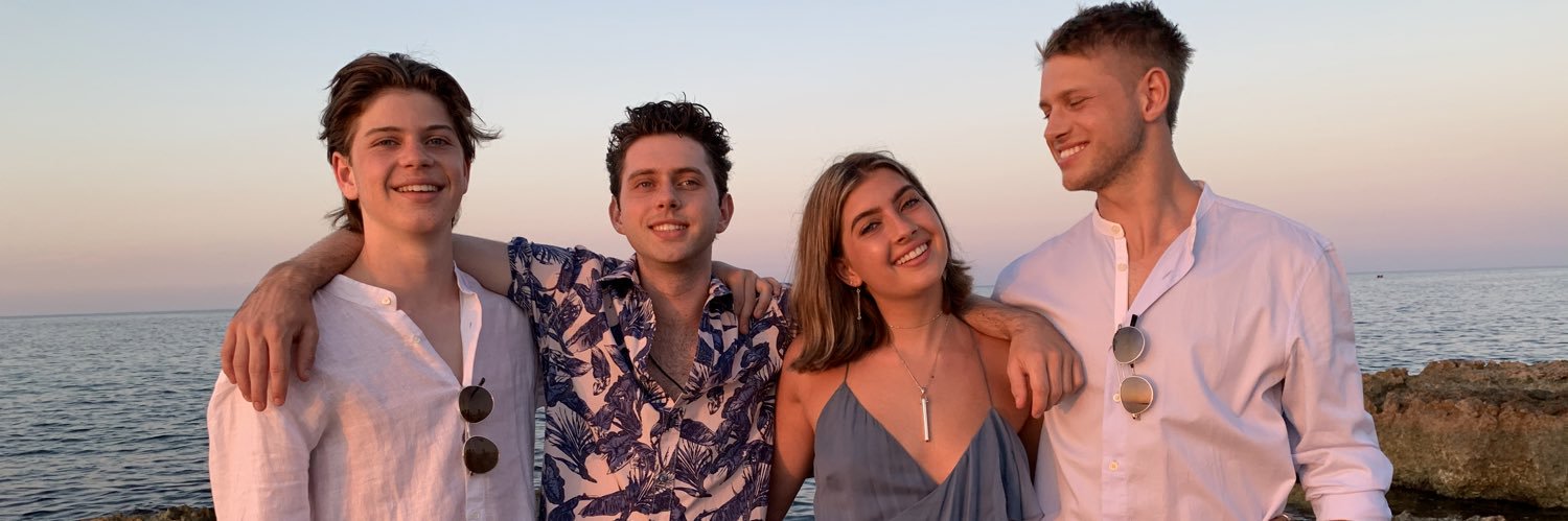 AlexiaTaee's profile banner image