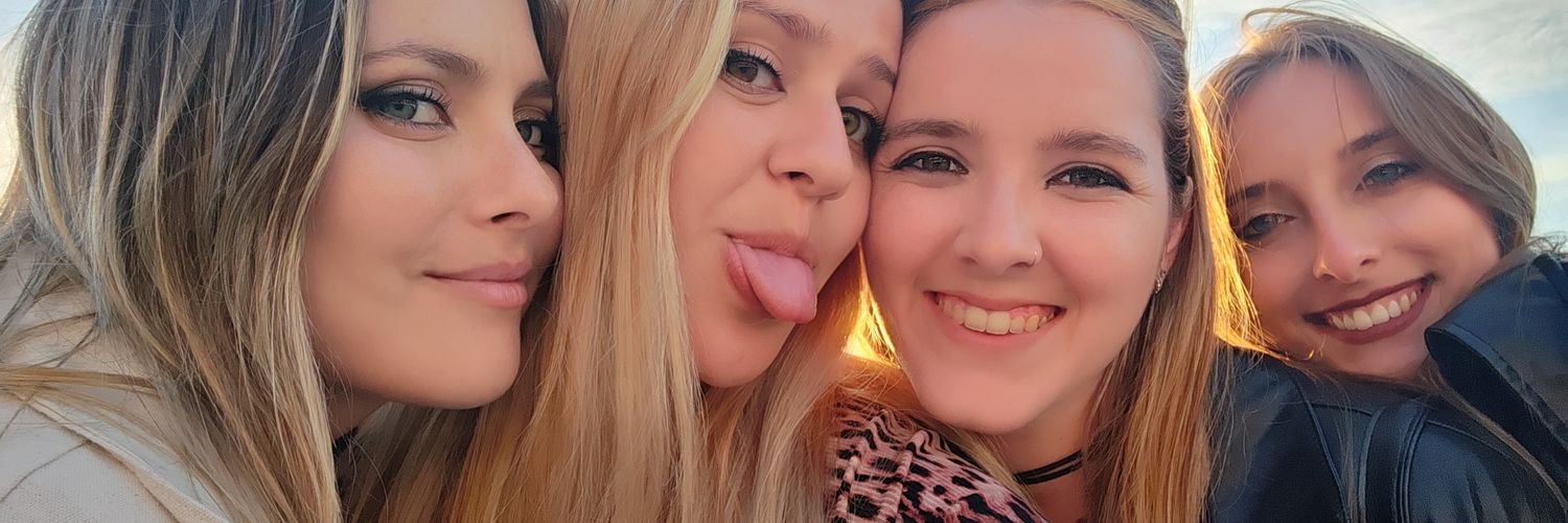 arianasinde_'s profile banner image