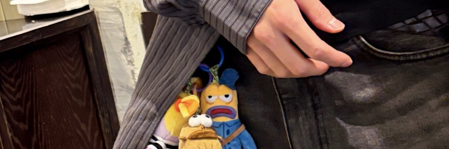 floweliy's profile banner image