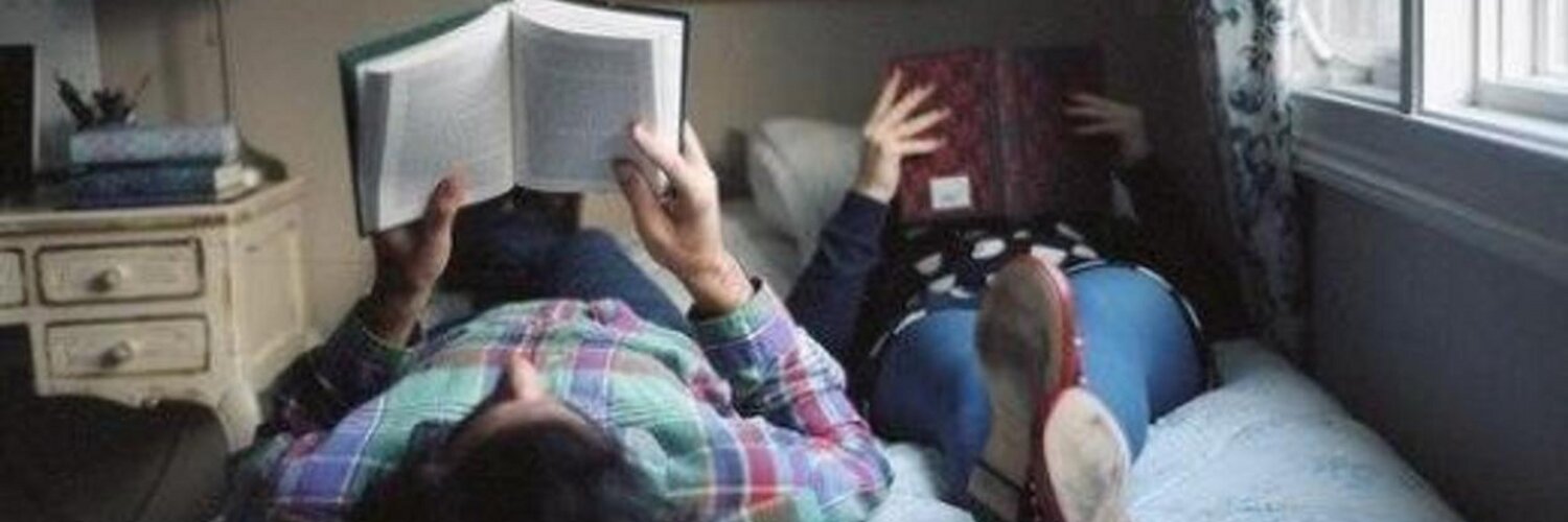 I love reading. Гифка читает книгу. Чтение книги в кровати. Гифки про чтение и книги. Чтение в кровати.