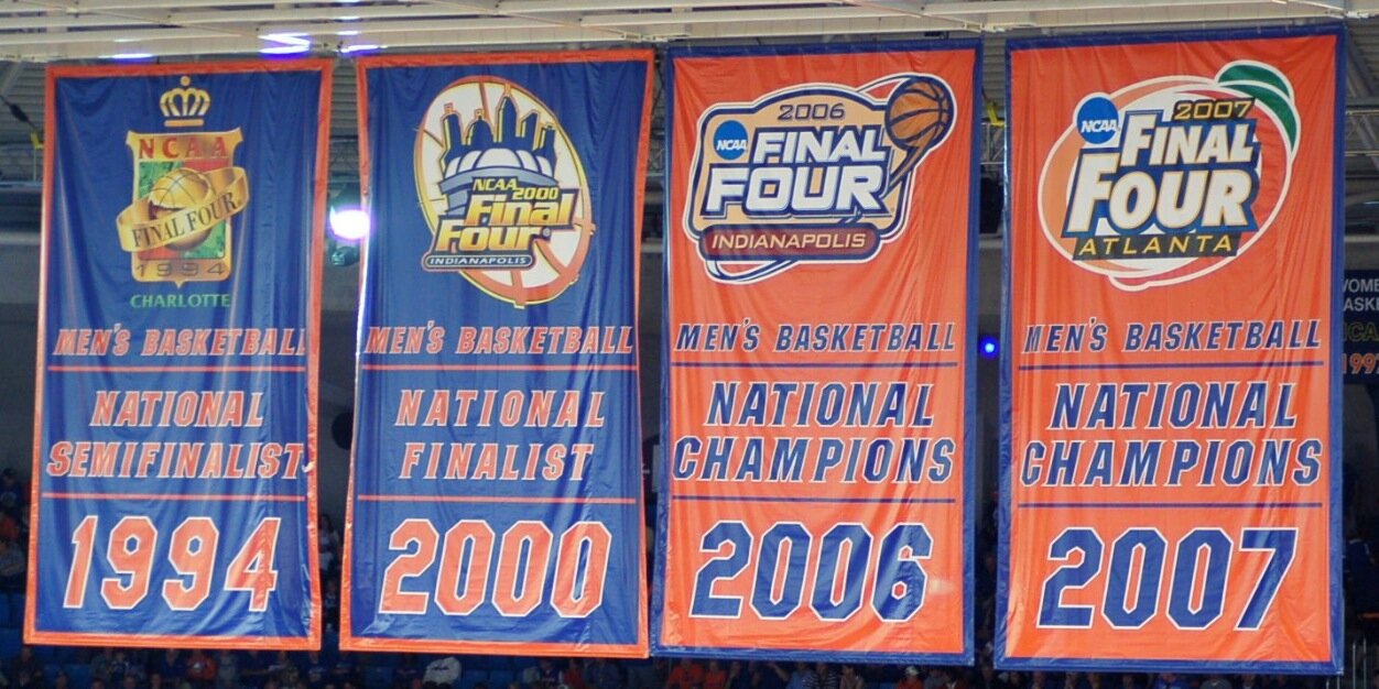 🅺🅈🄻🄴 🅶🄸🄻🅁🄴🄰🅃🄷 banner