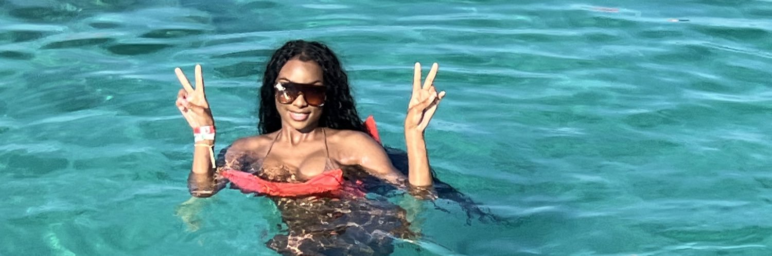 laraee_'s profile banner image