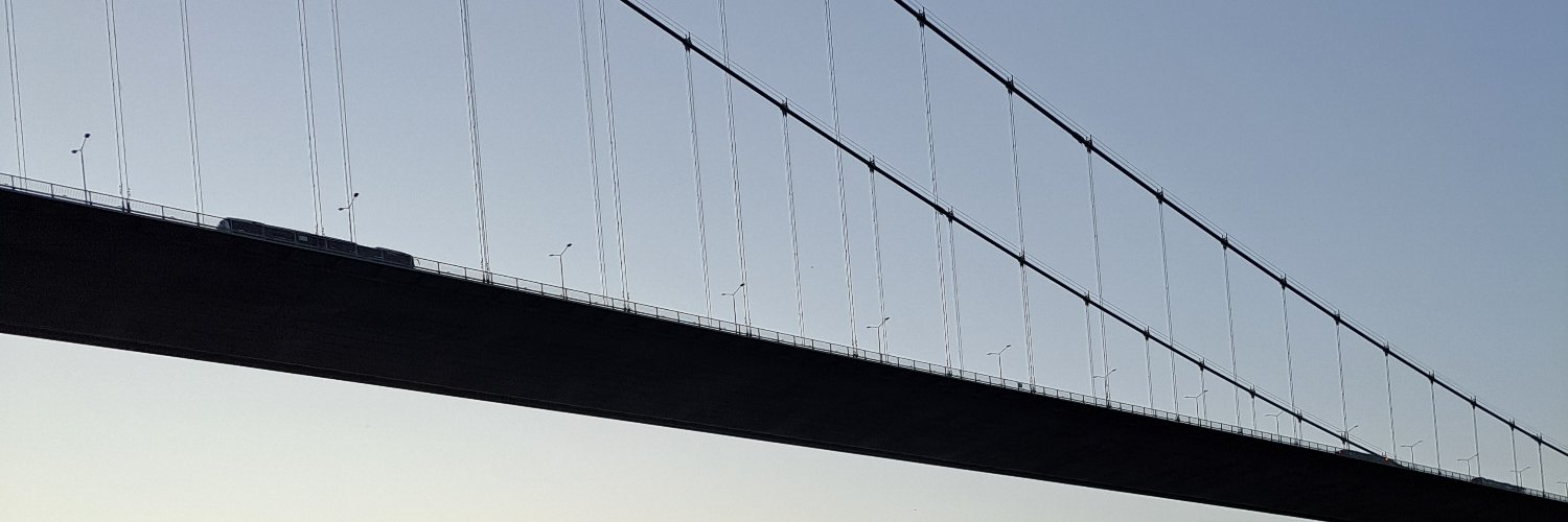 eminasllan's profile banner image