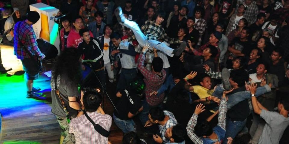 besok bubar fans banner