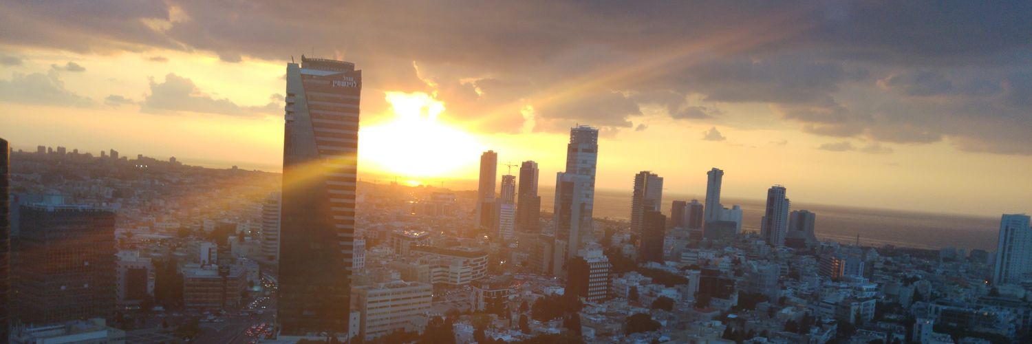 illaiz's profile banner image