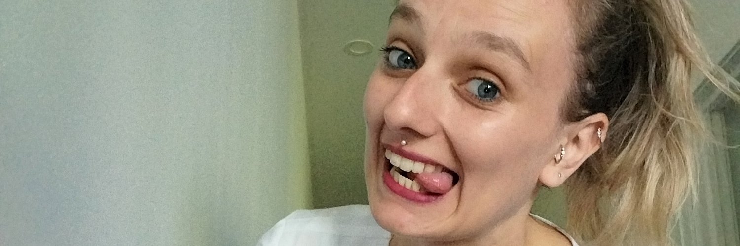 Lola l'infirmière 💉 banner