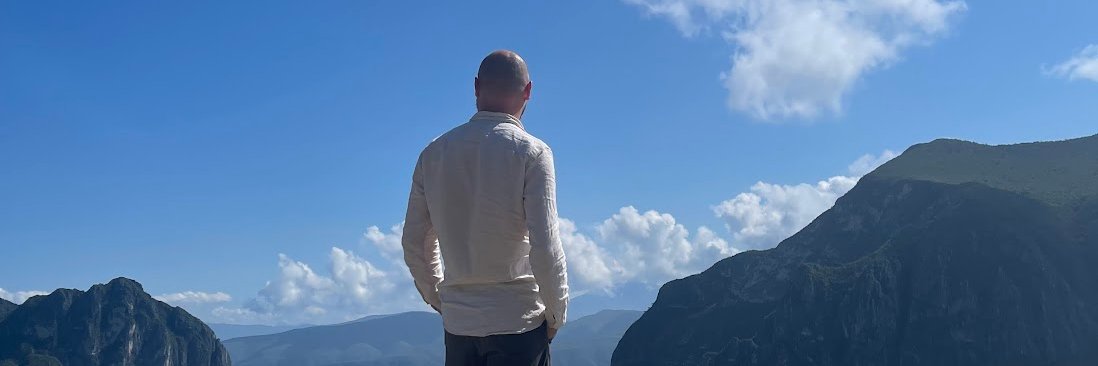AlexanderOnward's profile banner image