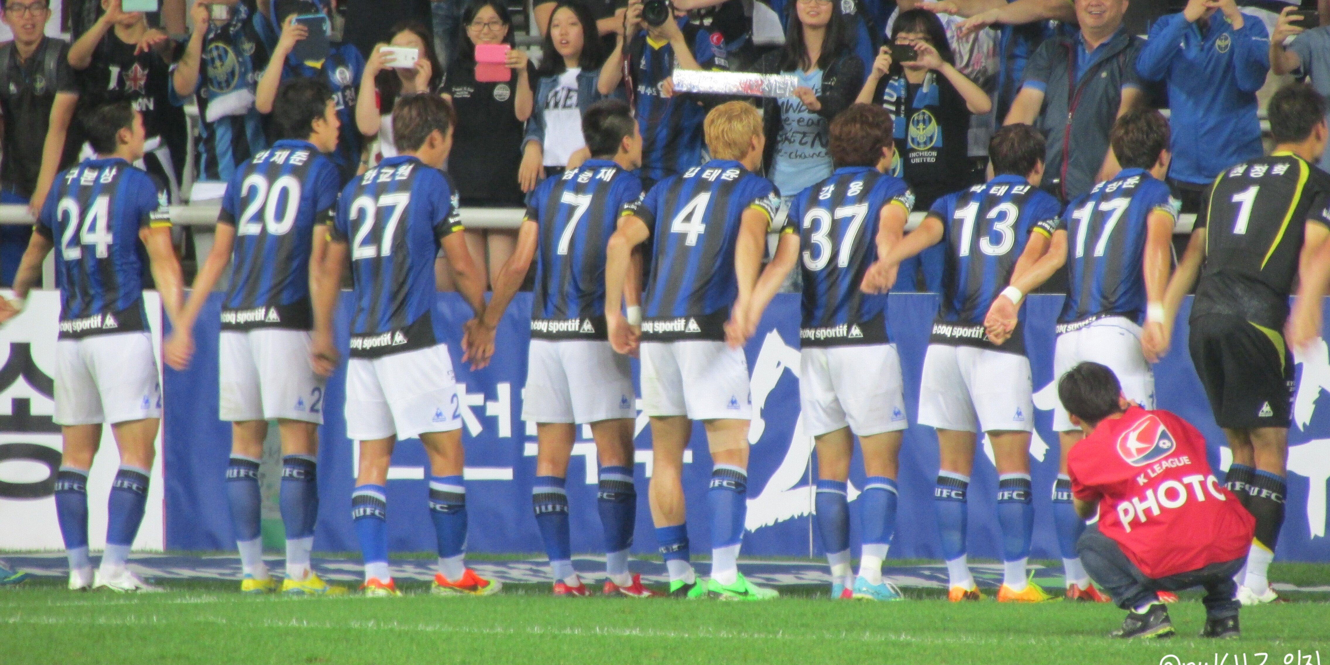 momn0804's profile banner image