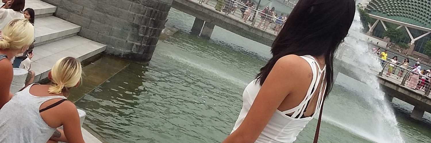 yvoleen's profile banner image