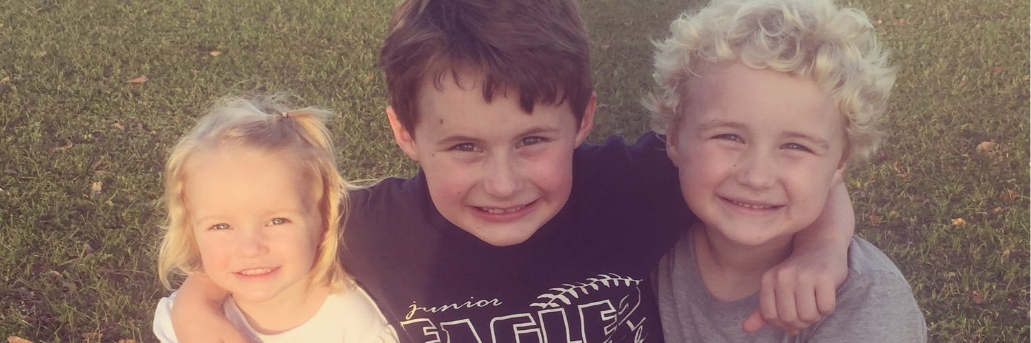 leslieirons's profile banner image