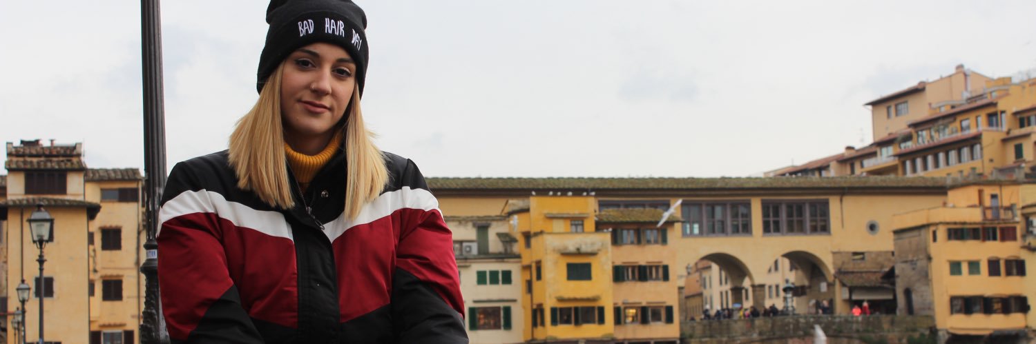 Chica de verde. banner