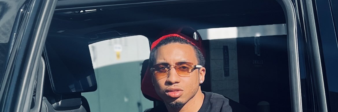 “Flexin On That B****” banner