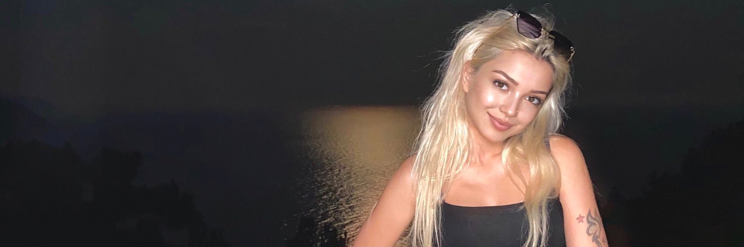 laveroniika's profile banner image