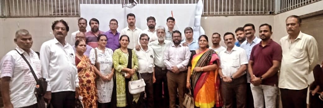 मुंबई Mumbai Rail Pravasi Sangha's banner