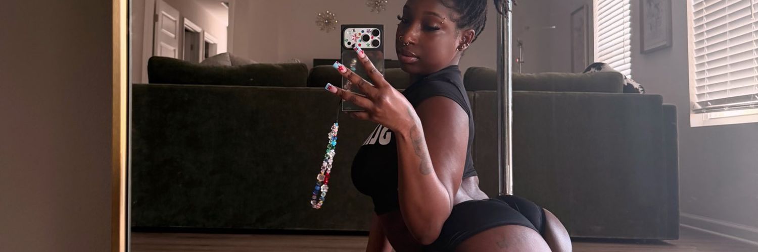 Esha Mae 💨 banner