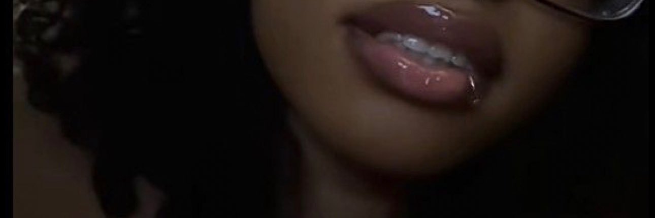 la GROSSE fille du creed. banner