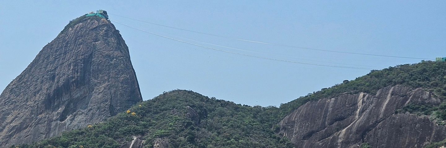 aAlelindona's profile banner image
