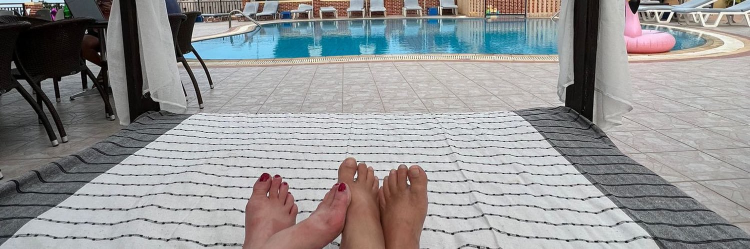 M 😎🏖👣🐧 banner