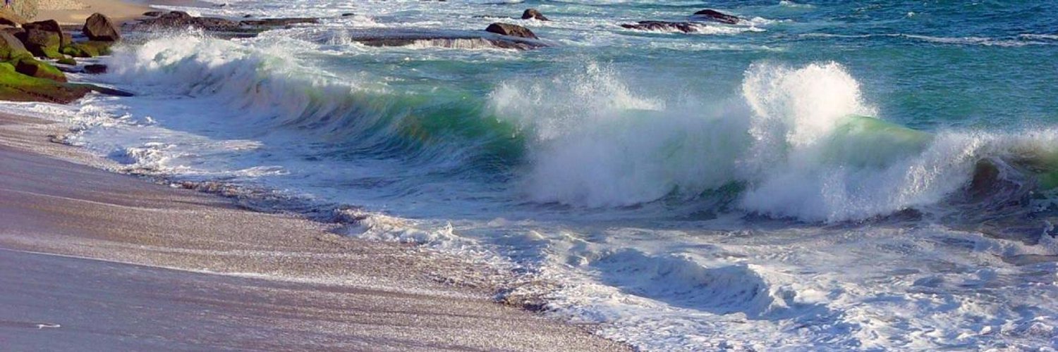 Набегающая время. Волна набегает на берег. Набегающая волна. Море волна накатывает на берег. Пейзаж набегающая волна.