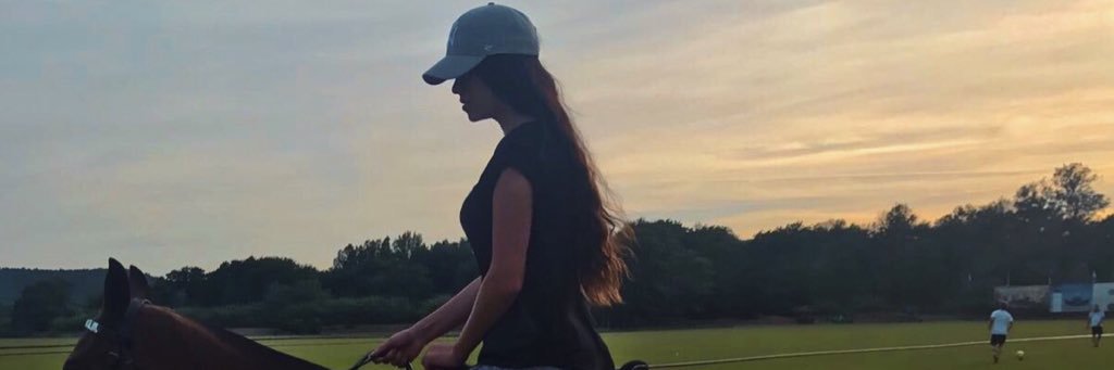 JulieUng's profile banner image