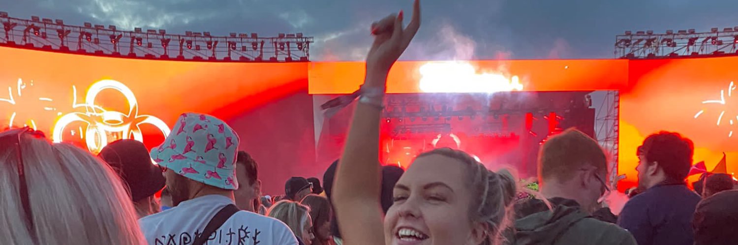 leighannee08's profile banner image