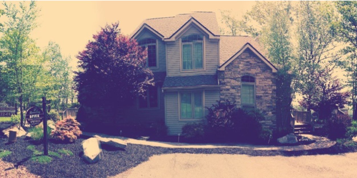 Laurelwoods Realty banner