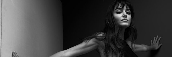 Hande Erçel Profile Banner